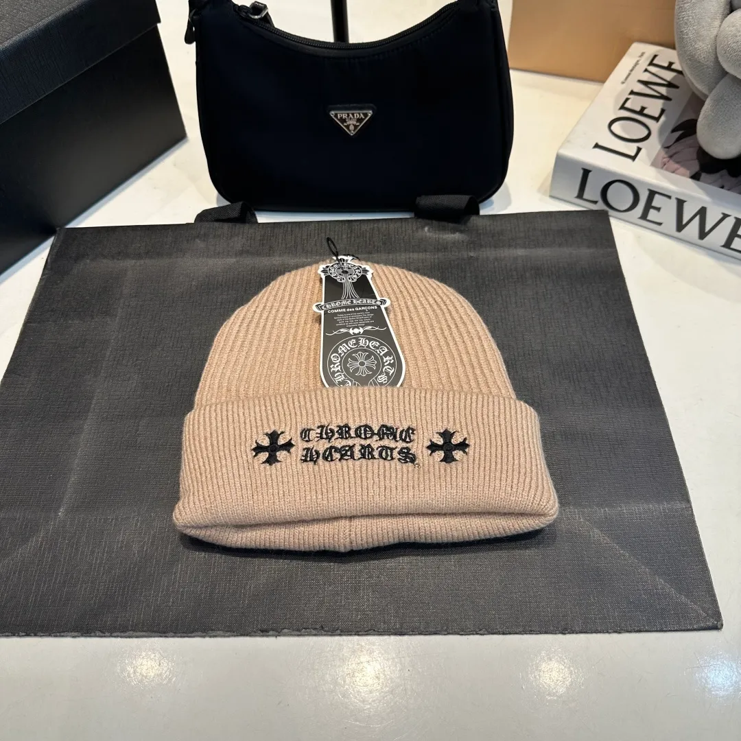 P46 Crow Heart Autumn and Winter Wool Knitted Beanie This must be a favorite of minimalism. It is clean, neat, fashionable and versatile, and will definitely not be picky about your face shape! A fashionable classic that lasts forever! Fashionable black and white can be purchased together!